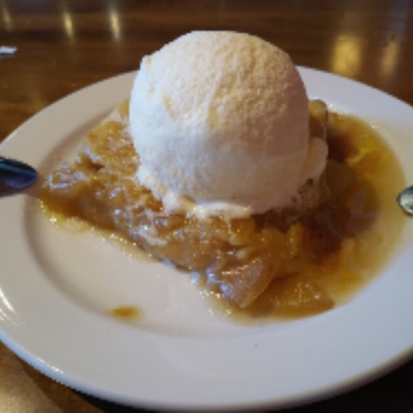 Gluten-free apple crumble with vanilla ice cream 😍 owner has Celiac! Eaten here multiple times and never had a problem!