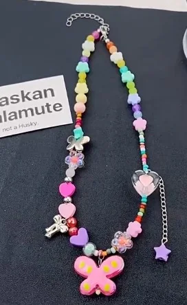 Collar de mariposa con cuentas de amor colorido Dopamina Disfruta del color vibrante y siente el amor. Un accesorio alegre y significativo.