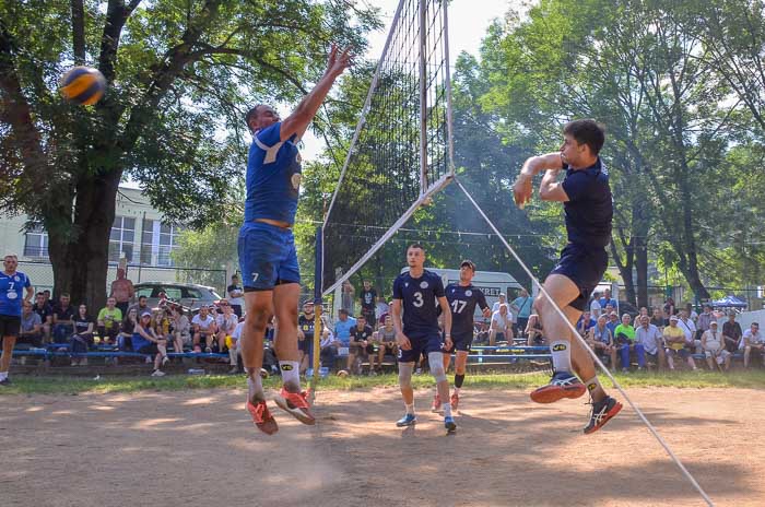 Group of people playing volleyball Группа людей играющих в волейбол