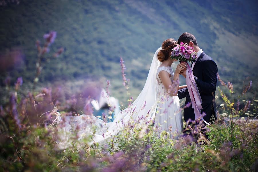 Fotografo di matrimoni Anton Dzhusoev (dzhus). Foto del 5 gennaio 2018