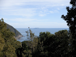 中央奥に御座岬