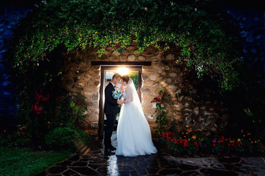 Fotógrafo de casamento Vaduva Adelin-Ionut (infinitemoments). Foto de 4 de setembro 2022