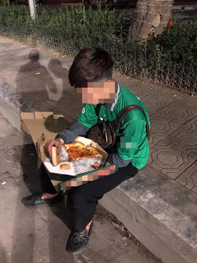 Không ít tài xế xe ôm trước đó gặp phải hoàn cảnh bị khách bom hàng và phải ngậm ngùi mang đồ ăn ra ăn vì không muốn lên công ty.