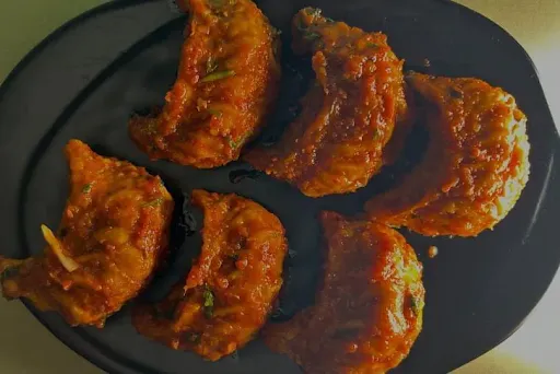 Paneer Momos In Hot Chilli Sauce [6 Pieces]