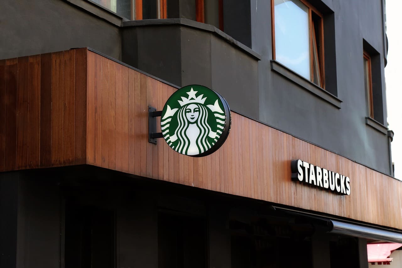 Exemplos de proposta única de valor de marcas famosas - Foto da fachada de uma loja da cafeteria Starbucks