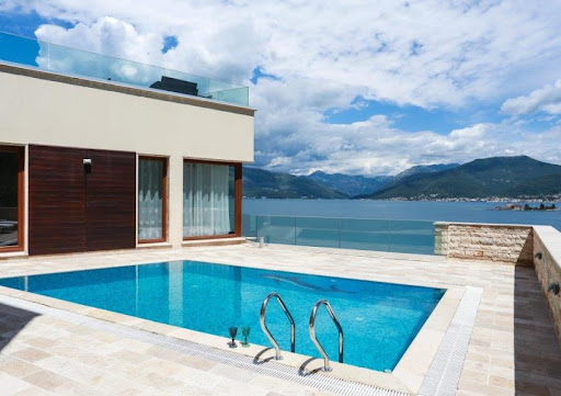 House with pool 2