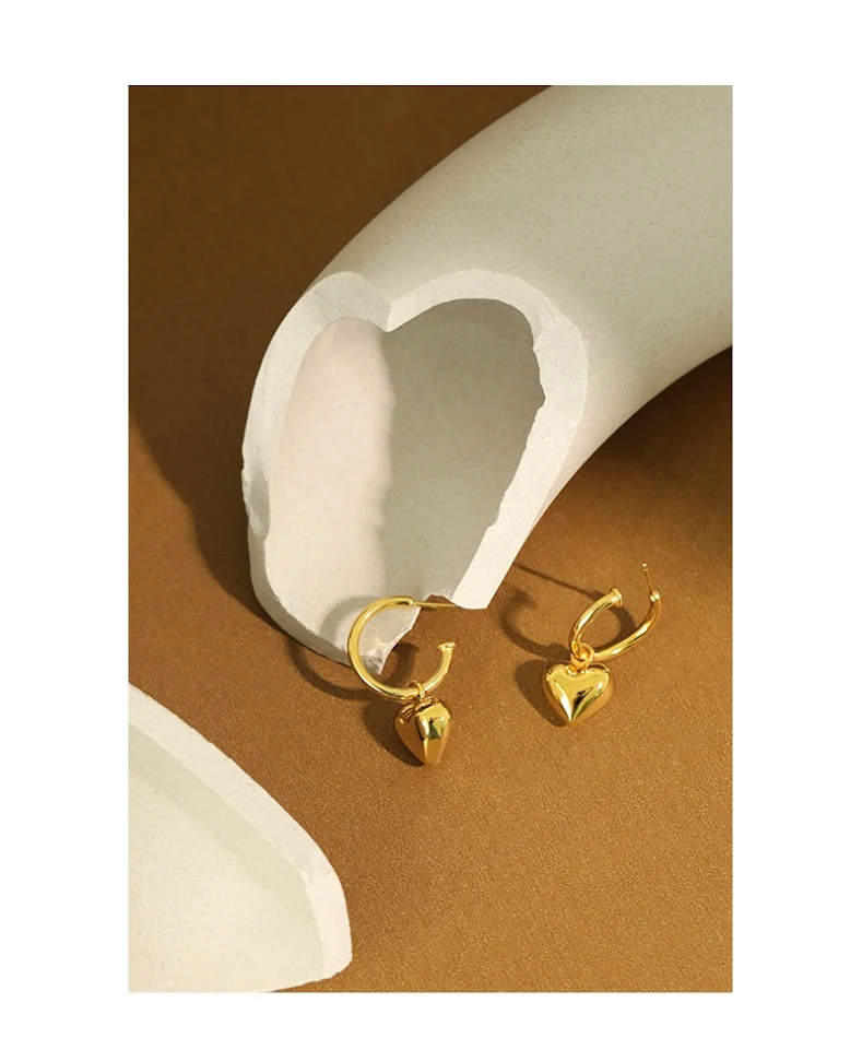 Brincos de prata esterlina com pingente de coração, combinam com tudo para mulheres. Elegância e charme para qualquer look.