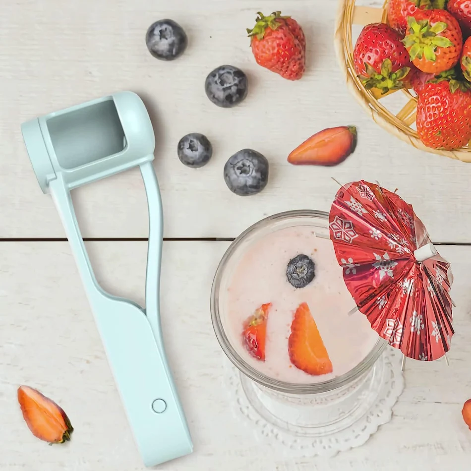 Coupe-raisins et tomates cerises pour une préparation de salades simplifiée. Facilite la découpe des tomates, gagnant du temps en cuisine.