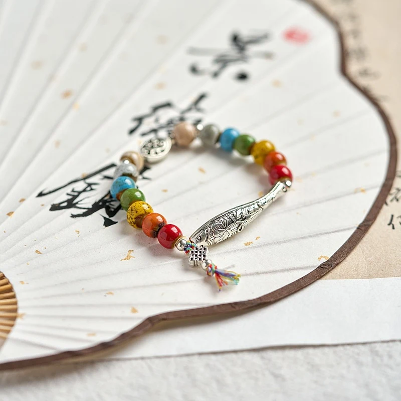 Bracelet en céramique style tibétain pour femme, cadeau d'anniversaire, design spirituel et élégant, un bijou unique pour elle.