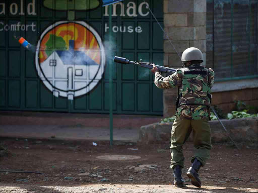 An anti-riot policeman fires a tear gas canister during clashes with supporters of Opposition leader Raila Odinga in Kisumu, October 26, 2017. /REUTERS