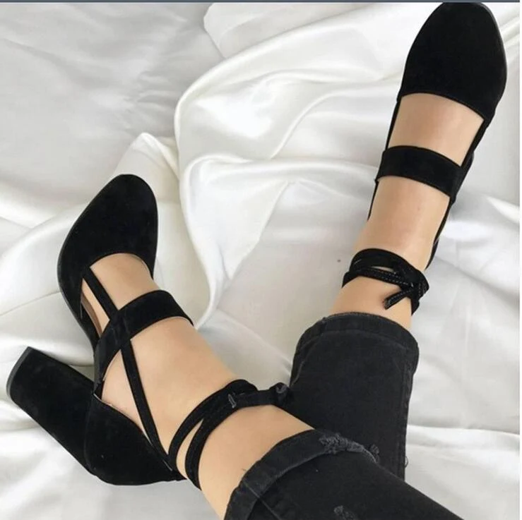 Sandalias de tacón grueso y correa tobillera de ante grueso. Elegancia y comodidad para tus pies, perfectas para cualquier ocasión especial.