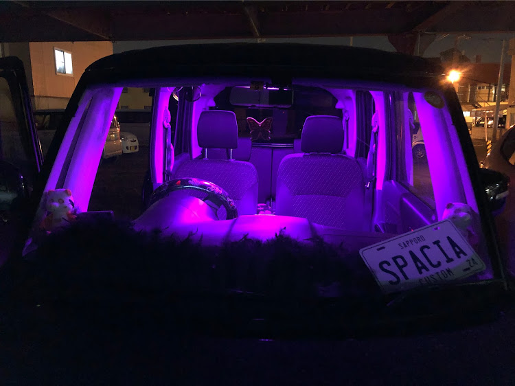 スペーシアカスタムのプレート・ルームランプ・ピンク・車好き女子に関するカスタム事例の投稿画像1枚目
