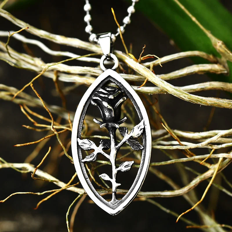 Holle rozenpatroon titanium stalen hanger, modieuze eenvoud voor mannen en vrouwen, roestvrijstalen accessoire, stijlvol sieraad