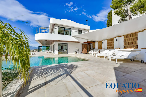 Maison avec piscine et terrasse 1