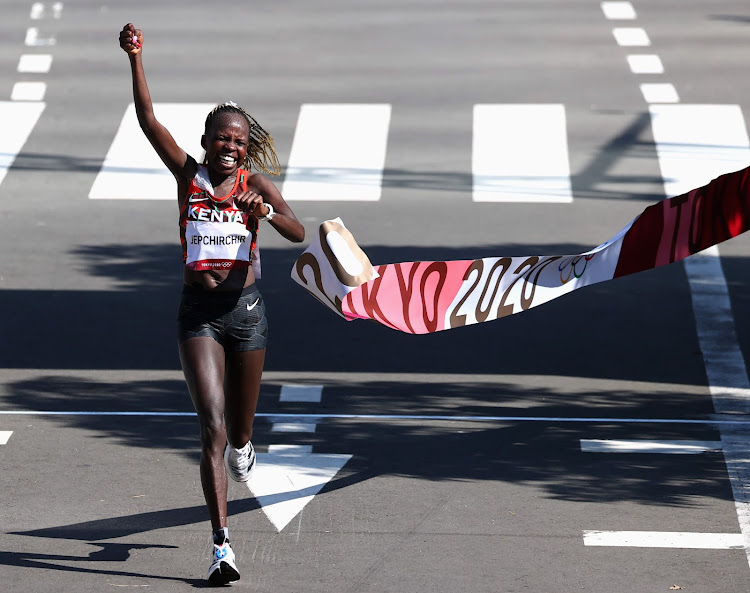Peris Jepchirchir celebrates after winning the marathon title at the 2020 Tokyo Olympics