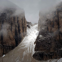 solo sul sentiero verso il rifugio di 