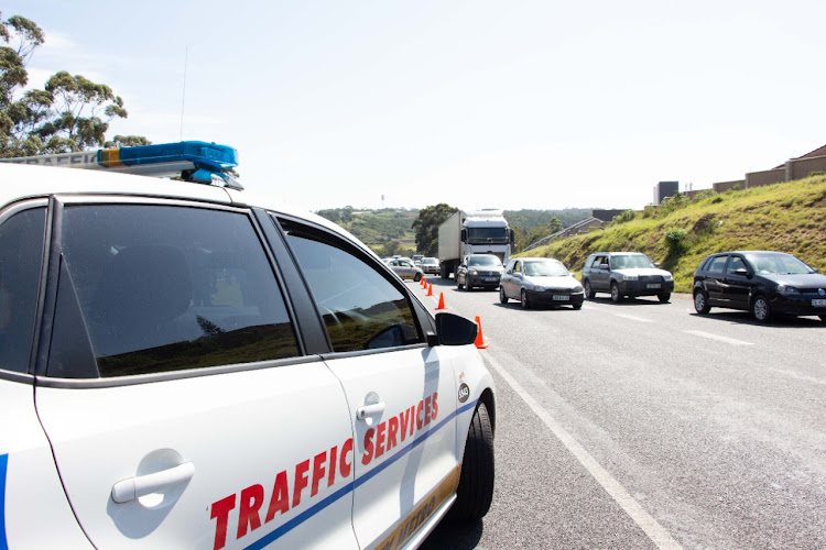 Police closed off the N2 in Beacon Bay, East London, after a vehicle allegedly carrying stolen sheep was intercepted by farmers.