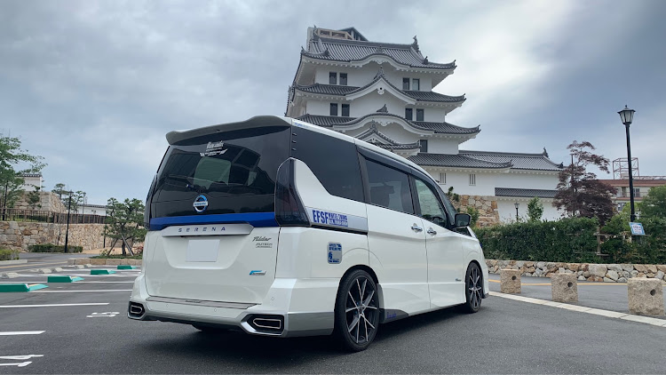 セレナのカメ活・尼崎城・イカリングヘッドライトに関するカスタム事例の投稿画像1枚目