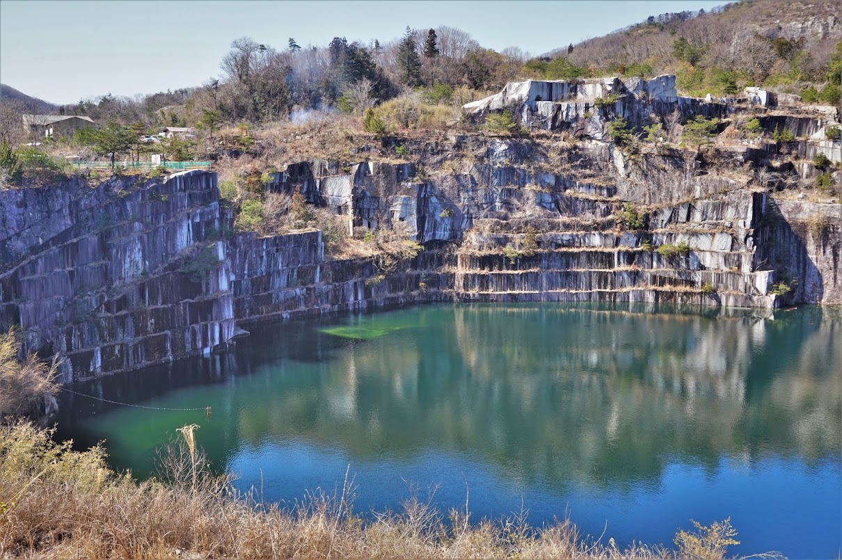 まるで古代遺跡 日本最大の稲田石採石場 石切山脈 日本秘境探訪