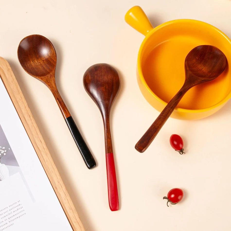 Houten lepel met lange steel voor een Japans restaurant thuis, ideaal voor koken en serveren van gerechten.