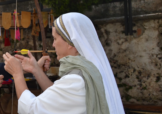 donna in costume di aeglos