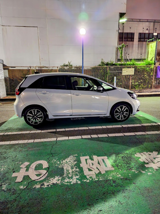 フィットの埼玉トヨペット所沢北支店・自宅の駐車場に関するカスタム事例の投稿画像2枚目