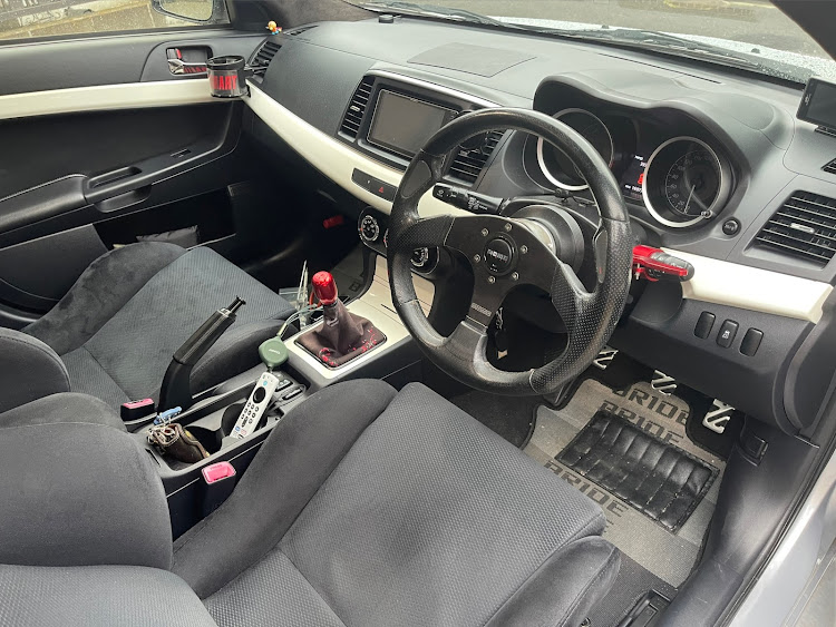 ランサーエボリューションのDIY・みんなのステアリングが見たい・内装塗装・CZ4A・エボ10に関するカスタム事例の投稿画像1枚目