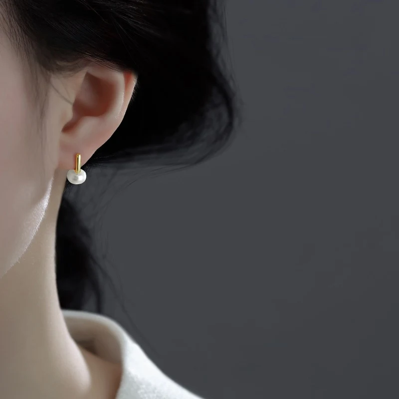 Clous d'oreilles haute gamme S925 en argent sterling, mode française, pour une élégance intemporelle et un style raffiné.
