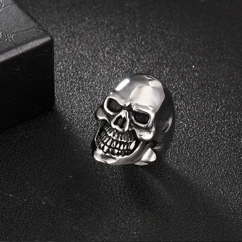 Bague Tête de Mort Punk Tendance pour Homme, Affirmez Votre Style. Un Accessoire Unique et Branché pour un Look Rebelle et Tendance.