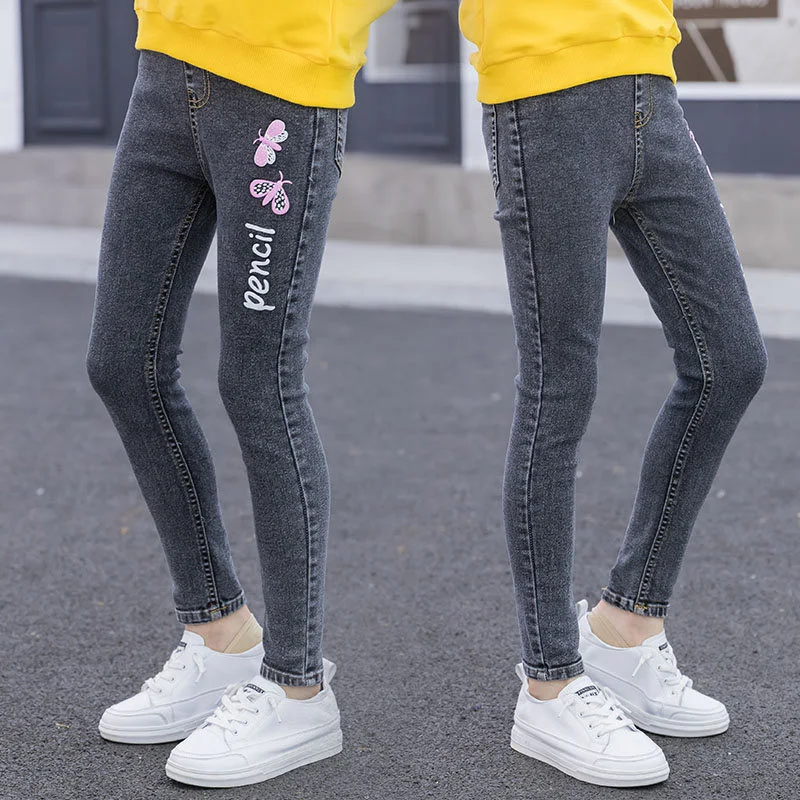 Jean papillon d'automne pour enfants, coupe slim, extensible, décontracté. Pantalon enfant confortable et stylé, idéal pour le quotidien automnal.
