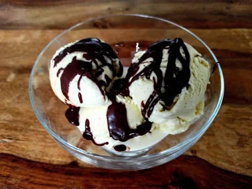 Vanilla Ice Cream With Chocolate Syrup 150ML