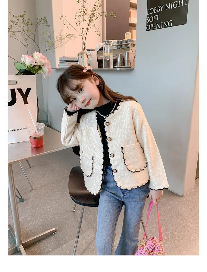 Abrigo para niña estilo Western y Chanel, elegante y moderno. Ideal para un look sofisticado y abrigado, perfecto para cualquier ocasión.