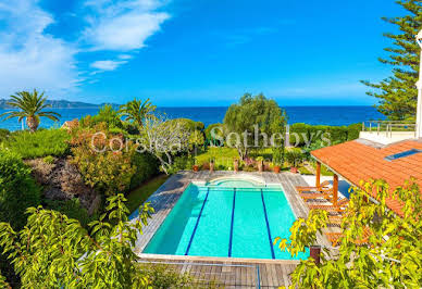 Villa avec piscine en bord de mer 13