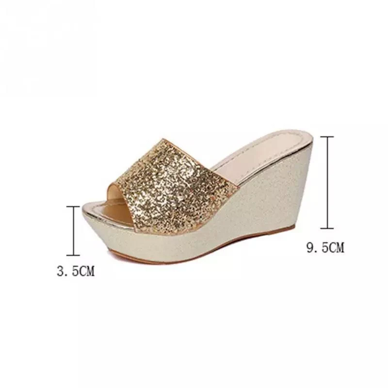 Sandales compensées plates pour femmes avec bout ouvert en bouche de poisson. Sandales d'été à sequins. Confort et élégance.
