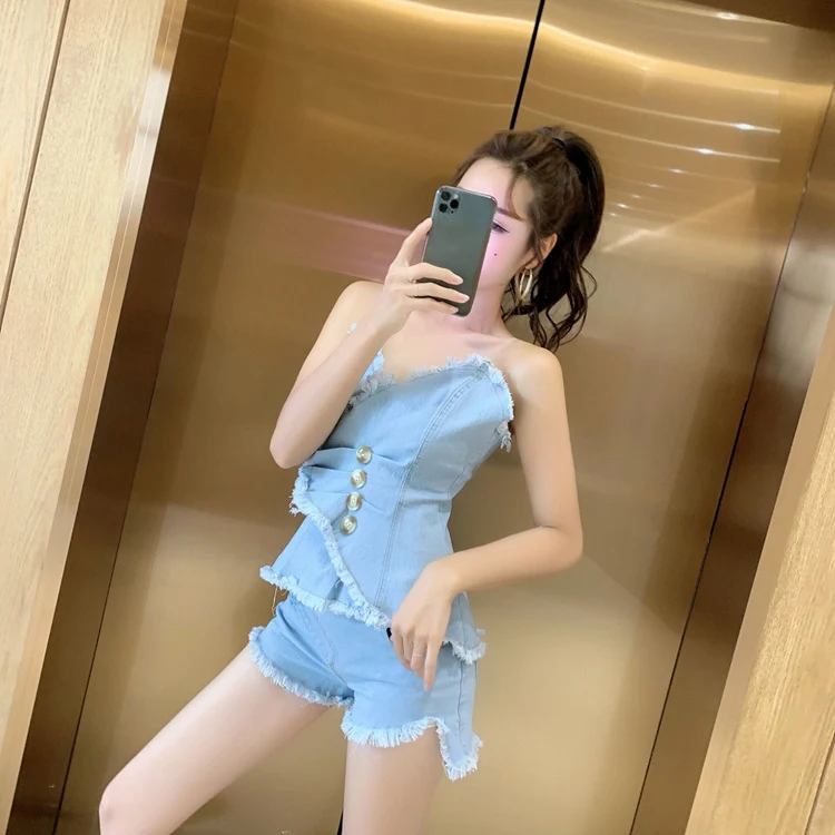 Seksi denim odelo za samouveren izgled. Istaknite svoje obline ovim zadivljujućim denim kompletom. Savršeno za izlazak i osećaj neodoljivo moderno i šik.