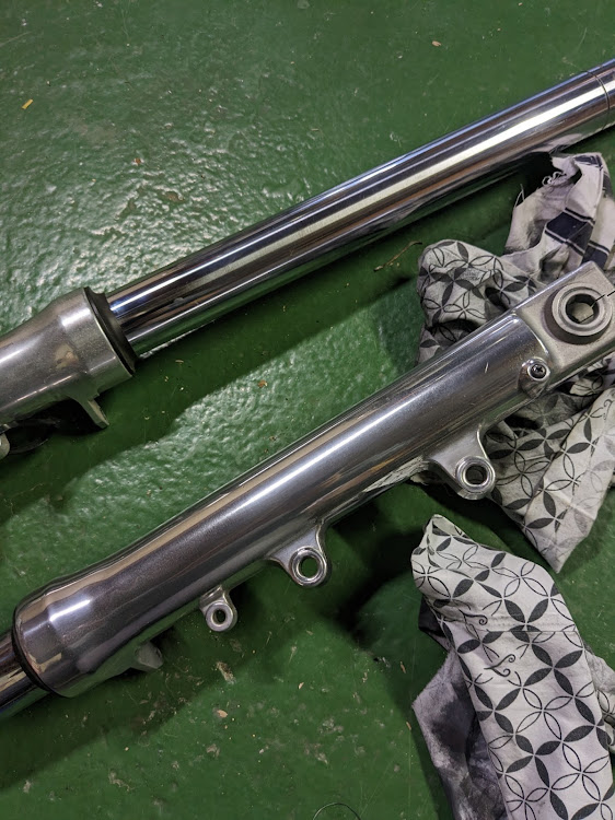 だいぢゅさんが投稿したKAWASAKI・Z1000A・フロント廻り分解整備🔧・腐食が激しい…😭・アルミの鏡面加工はやっぱりバフが必要だった…😥に関するカスタム事例の投稿画像6枚目