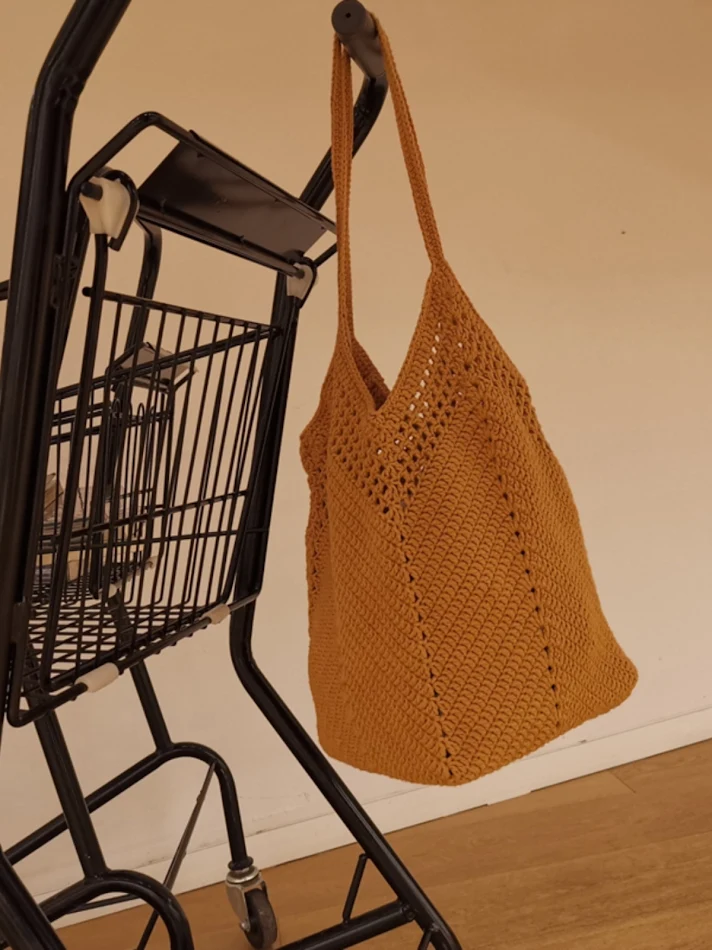 One-shoulder geweven tas van DIY-materiaal voor knutselwerkjes, ideaal voor creatieve projecten en het stijlvol dragen van je creaties.