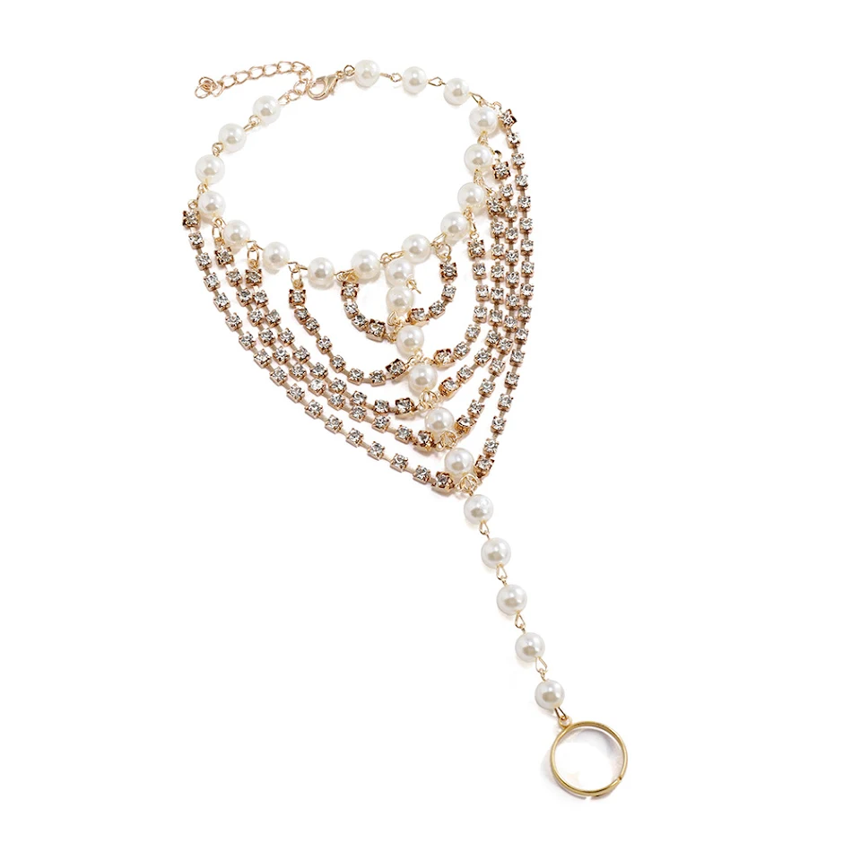 Luxe strandvoetornament met meerdere lagen, diamanten, klauwketting, parelkwastje voor een chique zomerse uitstraling.