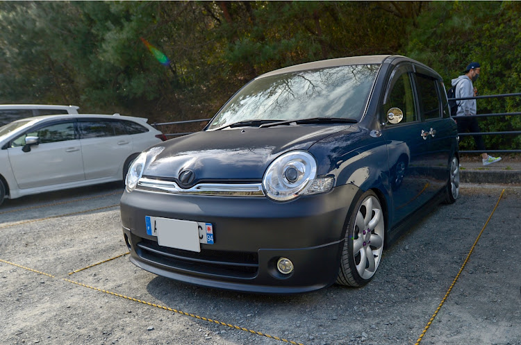 シエンタの上質シンプル・左斜め前写真展・城南宮・ドライブ・マットブラック化に関するカスタム事例の投稿画像1枚目