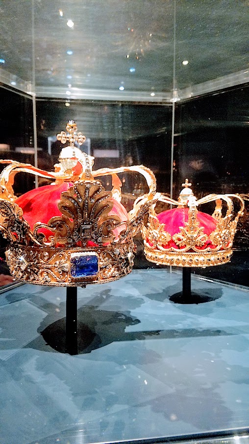 In the last room of the Treasury at Rosenburg Castle are the Crown Jewels, the Crown Regalia, the Crown of the Absolutist Kings and the Queens’ Crown. This is The Crown of the Absolute Monarchs, or Christian V's crown (he was the first to use it) To the right is the Queen's Crown.