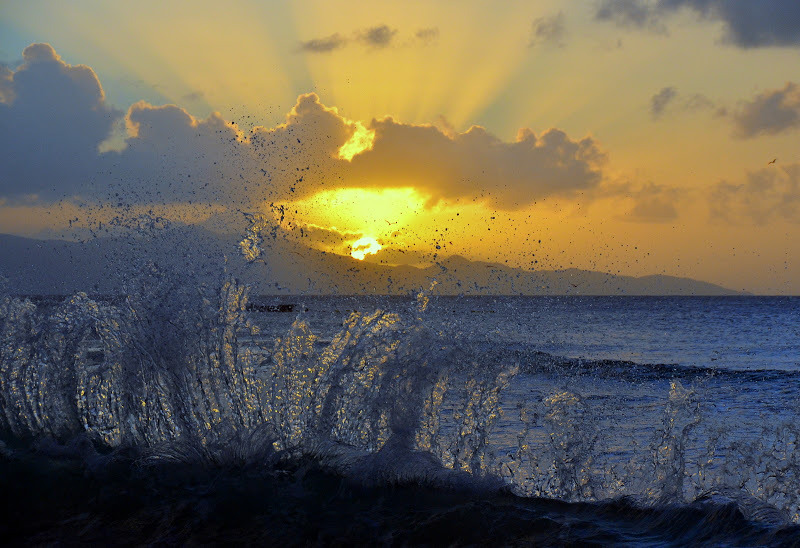 l'onda che saluta il sole di coan.fabiano