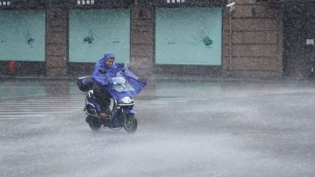 The typhoon has brought heavy rain to Shanghai