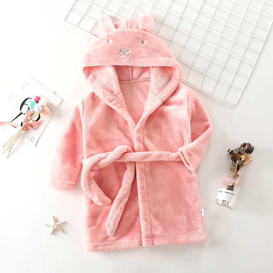 Chemise de nuit enfant en flanelle avec oreilles de lapin, pour des nuits douces et chaudes. Un pyjama adorable et confortable pour enfants.