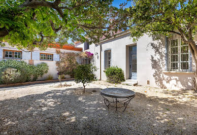 Contemporary house with pool and garden 15