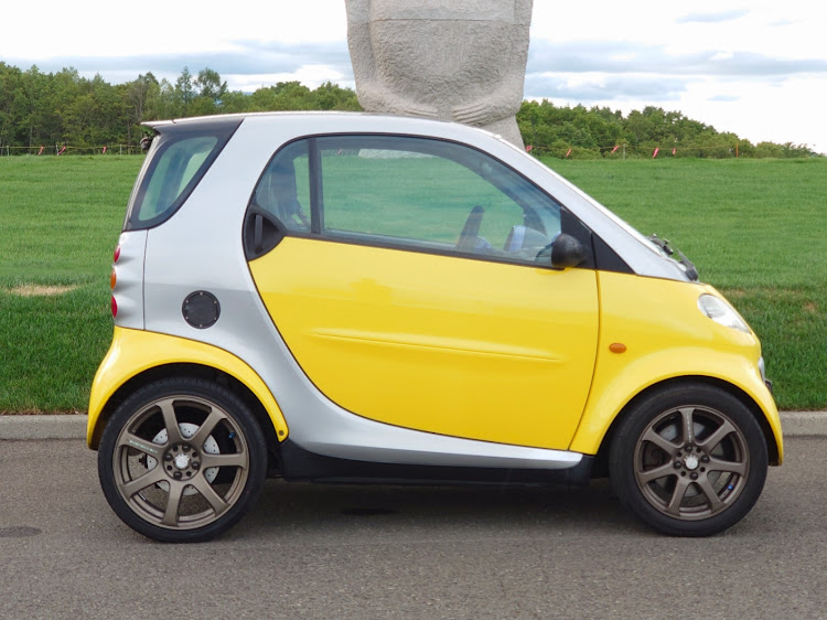 フォーツークーペのセンターライン入れたぜ・WORK emotion T7R・前後異径タイヤ・メーター球交換・黄色い車に関するカスタム事例の投稿画像2枚目