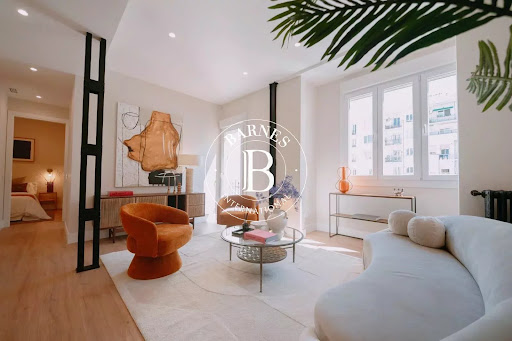 Luxury property for sale in Madrid (Spain) - Modern living room with curved white sofa