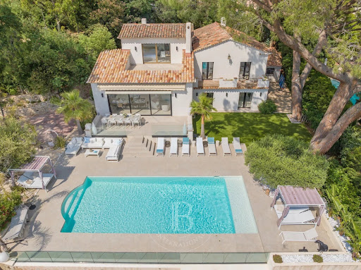 White villa with pool and garden in this luxury villa for seasonal rental in Cannes (300 m²)