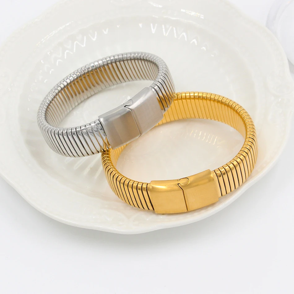 Stijlvolle Europese en Amerikaanse titanium stalen armband met goede textuur. Duurzaam, comfortabel en een elegante toevoeging aan je outfit.