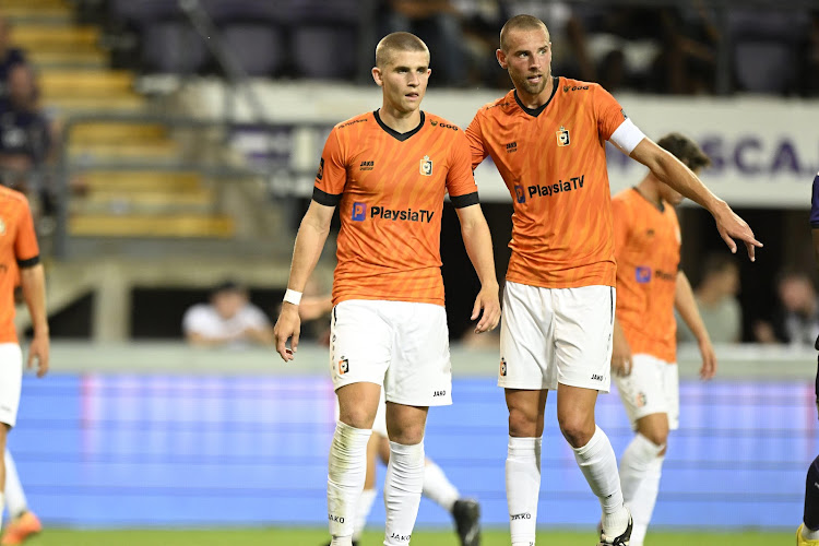 🎥 Les esprits se sont échauffés : l'entraîneur de Deinze effectue une poussée et les joueurs de Beveren s'emballent 