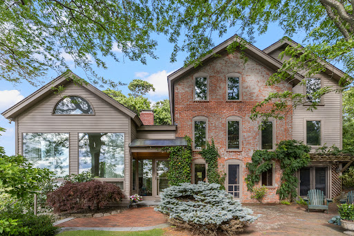 House purchase in Barrington (United States) - House facade with brick and siding